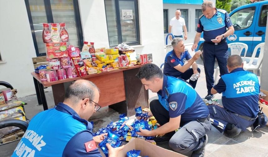 Mersin'de markette son tüketim tarihi geçmiş 2 bin 110 gıda ürünü ele geçirildi
