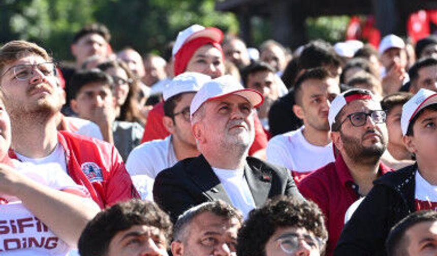 Başkan Görgel, Milli maçı vatandaşlarla birlikte takip etti