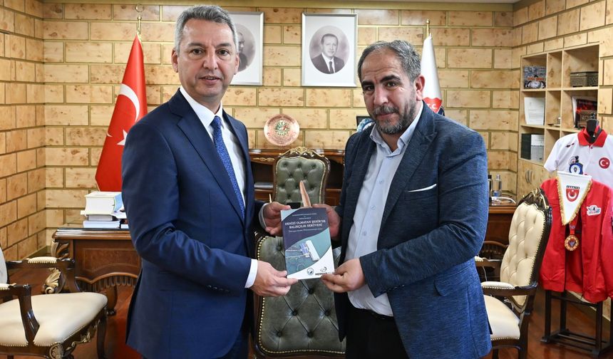 KSÜ Rektörü Okumuş’a “Denizi Olmayan Şehirde Balıkçılık Serüveni” Kitabı Takdim Edildi