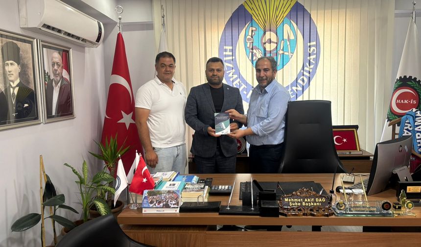 İbrahim Sarı’dan Mehmet Akif Dağ’a Anlamlı Kitap Hediyesi