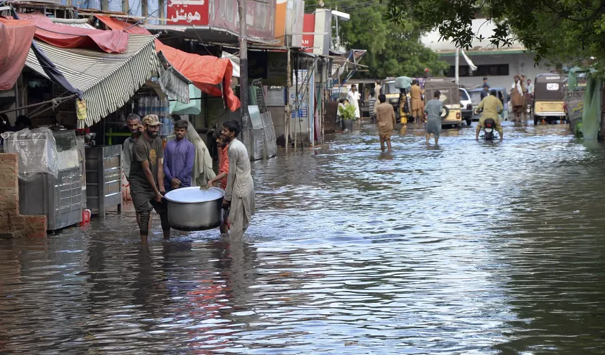 Pakistan'da Sel Felaketi! Evler Sular Altında, Tarlalar Yok Oldu: Can Kaybı 37’ye Yükseldi