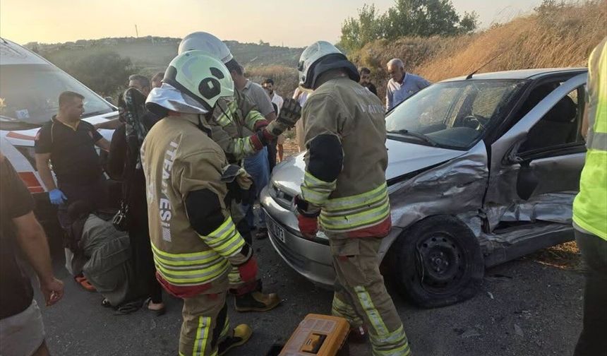 Hatay’da Feci Kaza! İki Otomobil Kafa Kafaya Çarpıştı: 6 Yaralı