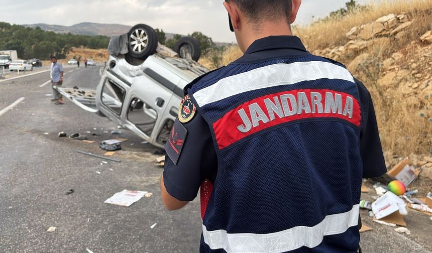 Adıyaman'da otomobil ile hafif ticari araç çarpıştı, 5 kişi yaralandı