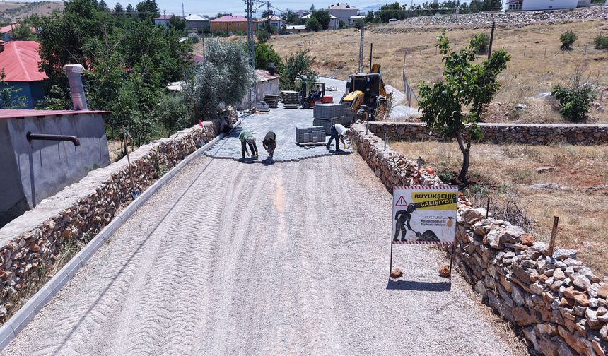 Afşin'de Dev Ulaşım Hamlesi: Emirli'de Stabilize Yollara Kilit Parke Müjdesi!