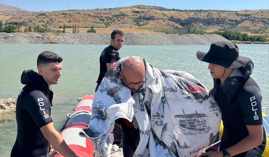 Atatürk Barajı Göleti'nde mahsur kalan kişi kurtarıldı
