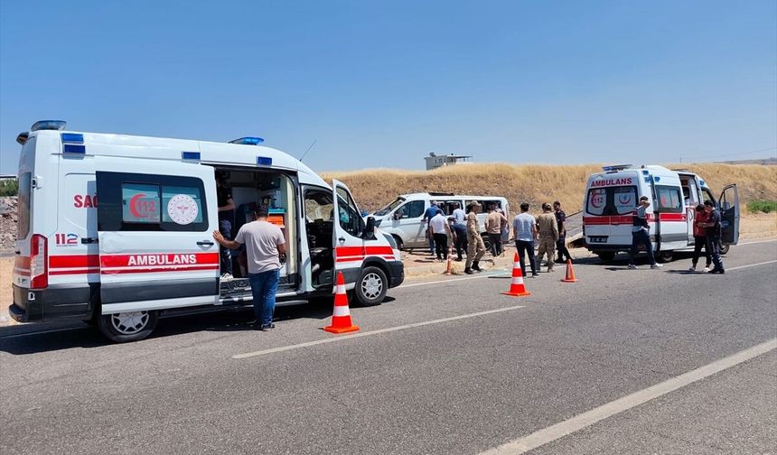 Diyarbakır'da öğrenci servisi ile otomobilin çarpıştığı kazada 19 kişi yaralandı