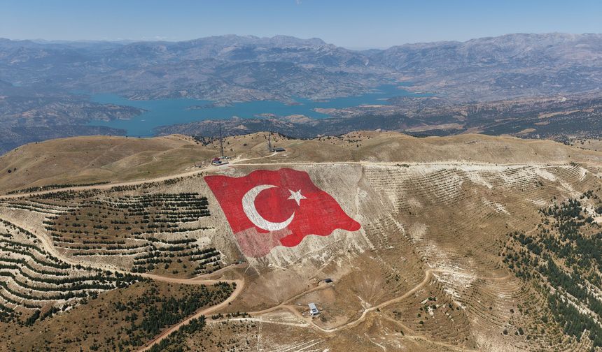 Ahır Dağı'ndaki Dev Türk Bayrağı Yeniden İlk Günkü Görkemine Kavuştu