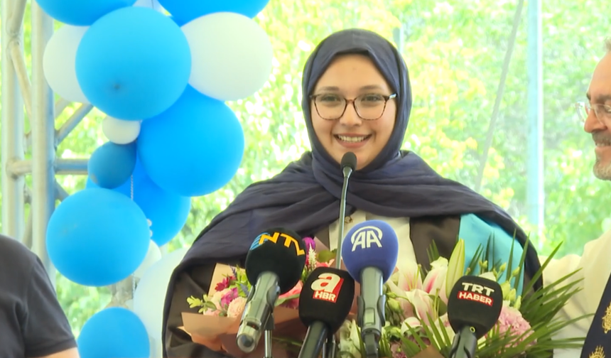 Enkazdan 248'inci Saatte Kurtarılan Aleyna, Üniversiteden Mezun Oldu!