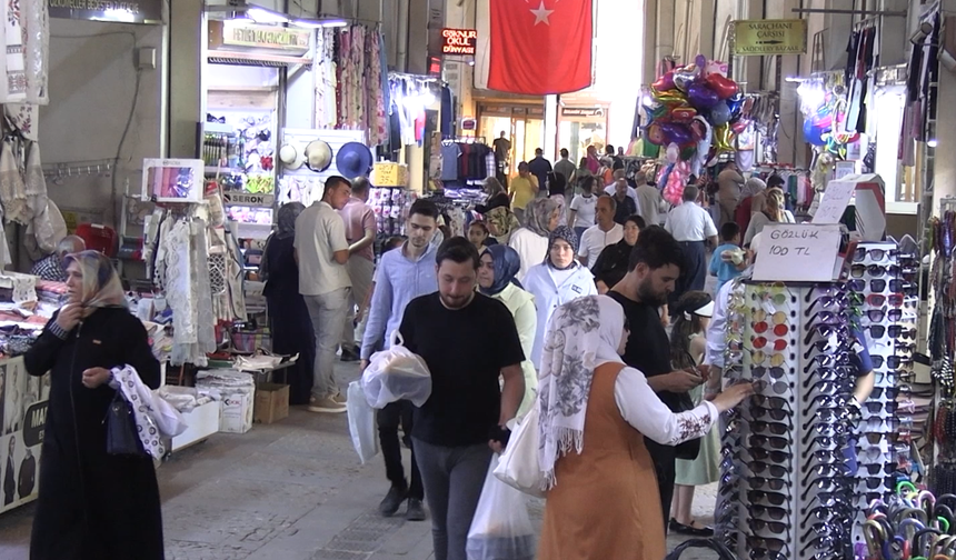 Kahramanmaraş'ta 40 Dereceyi Aşan Sıcak Alarmı! Vatandaşlar Çareyi Bakın Nerede Buldu