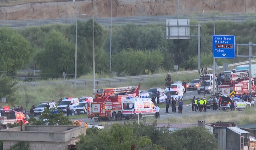 Kayseri’de Düğün Konvoyunda Feci Kaza: Kontrolden Çıkan Araç Bariyere Çaptı! 1 Ölü, 4 Yaralı