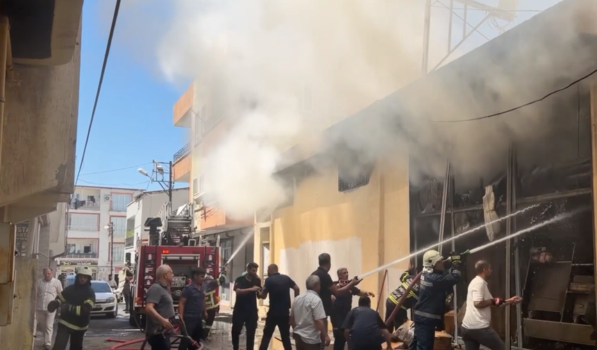 Adıyaman'da Korkutan Yangın! Tüpler Peş Peşe Patladı, 3 İtfaiyeci Yaralandı