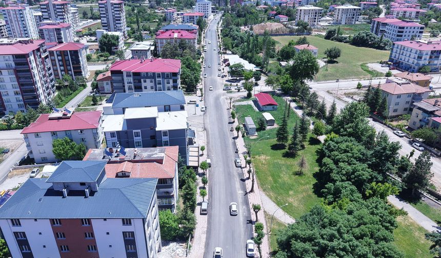 Elbistan’da Asfalt Seferberliği Sürüyor: Pınarbaşı ve Tepebaşı Caddelerinde Önemli Etaplar Tamam!