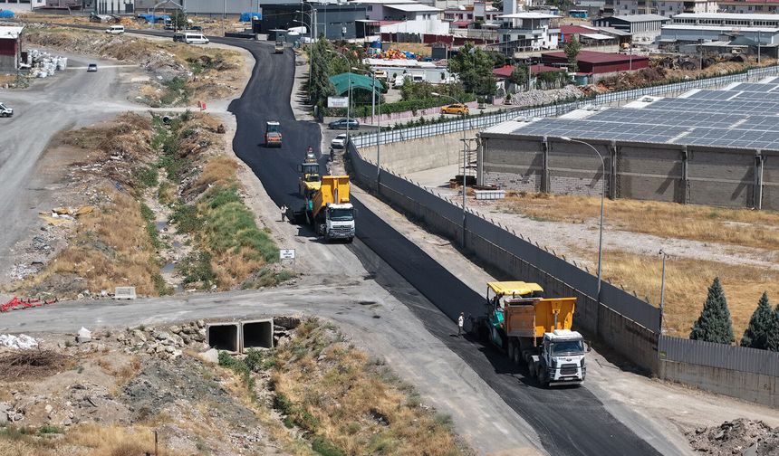 Kahramanmaraş’ta Asfalt Mesaisi Sürüyor: Gençosman Mahallesi Modern Yollara Kavuşuyor