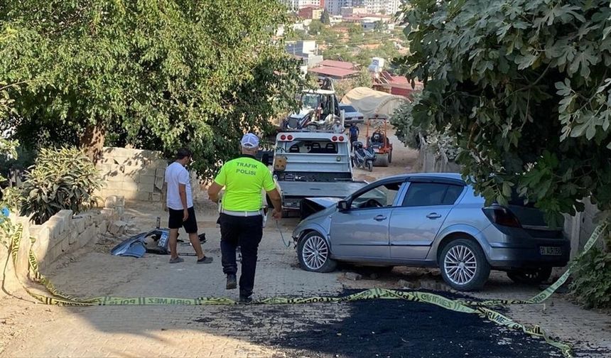 Hatay'da iş makinesine çarpan otomobilin sürücüsü hayatını kaybetti