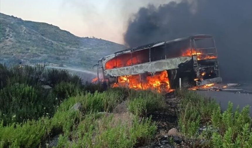 Manavgat'ta seyir halindeki yolcu otobüsü yandı