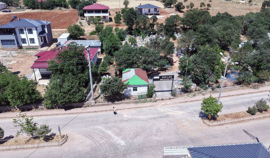 Kahramanmaraş'ta Deprem Şehitlerinin Kabirlerine Anlamlı Dokunuş