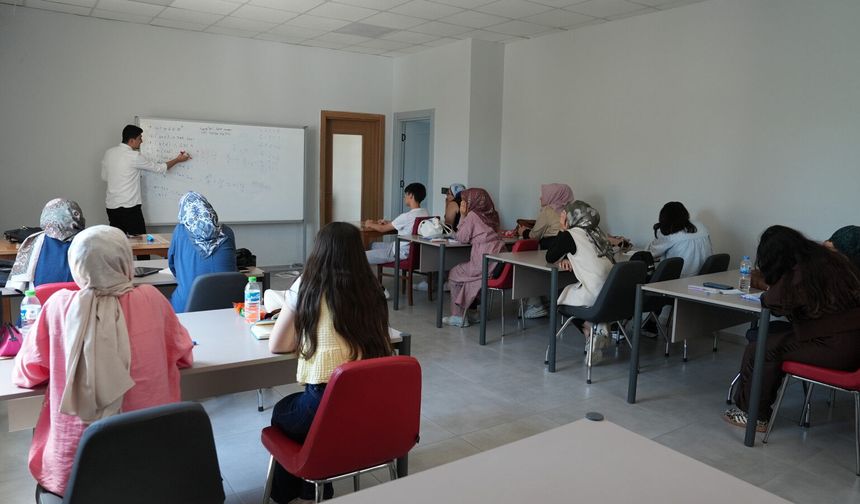 Sınavlara Hazırlanan Gençlere Büyükşehir Desteği: Ücretsiz Yaz Akademisi Kampları Başladı!