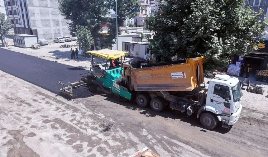 Elbistan'ın En İşlek Caddesinde Asfalt Mesaisi Tam Gaz! Söğütlü Sıcak Asfaltla Buluşuyor