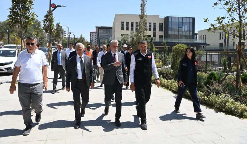 Vali Ünlüer ve Başkan Görgel’den Kritik İnceleme: Trabzon Caddesi ve Demirciler Çarşısı Hızla Yükseliyor