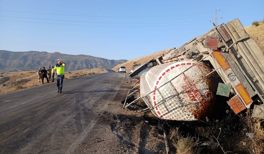 Şırnak'ta devrilen tankerin sürücüsü yaralandı