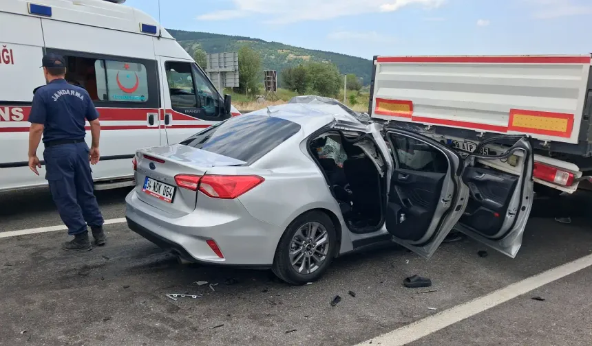 Karabük'te tıra çarpan otomobildeki 1 kişi öldü, 8 kişi yaralandı