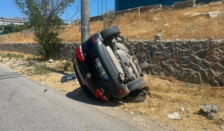 Kahramanmaraş'ta Üniversite Kavşağı Yakınında Feci Kaza: Otomobil Hurdaya Döndü!