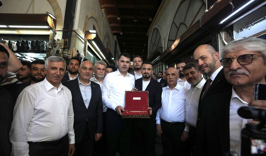 Bakan Kurum'a Kapalı Çarşı'nın sembolik anahtarı verildi