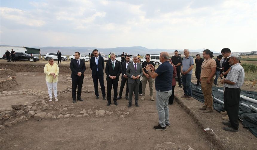 8 Bin Yıllık Domuztepe Höyüğü’nde Süren Arkeolojik Kazılar Yerinde İncelendi