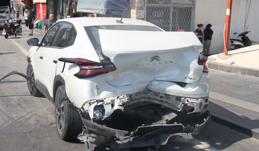 Antalya'da 5 aracın karıştığı zincirleme kazada 6 kişi yaralandı