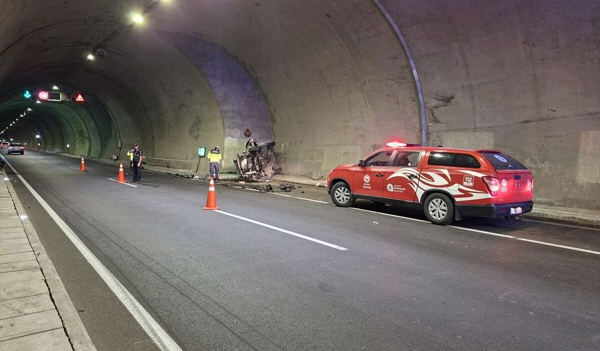Antalya'da tünelde duvara çarpan hafif ticari araçtaki çift hayatını kaybetti
