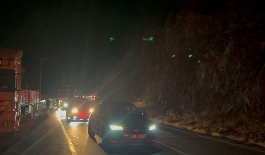 Antalya'nın Gazipaşa ilçesinde çıkan orman yangınına müdahale ediliyor