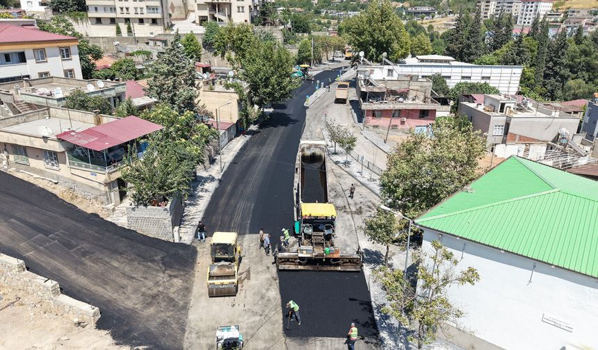Kahramanmaraş'ta Asfalt Seferberliği Sürüyor: 2 İlçede 17 Nokta Sıcak Asfaltla Buluşuyor!