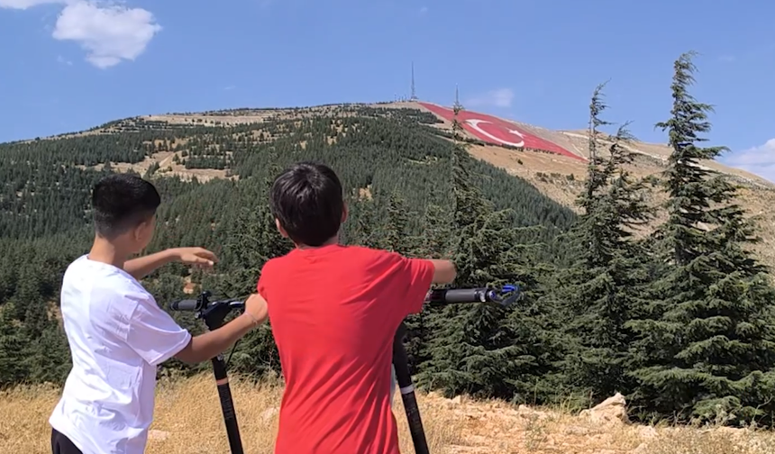 Scooterlarıyla Zirveye Çıktılar, Dev Türk Bayrağının Altında Buluştular