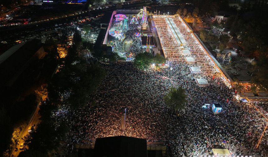 Yaz Akşamlarının Vazgeçilmezi: Uluslararası Ağustos Fuarı'na Ziyaretçi Akını!