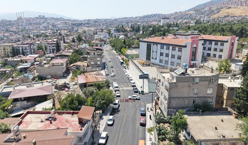 Kahramanmaraş'ta Ulaşımda Büyük Dönüşüm: Gazneliler Caddesi'nde Son Kat Asfalt Başladı!