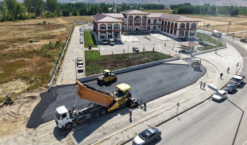 Göksun'da Yeni Kaymakamlık Binasının Yolları Asfaltlanıyor!