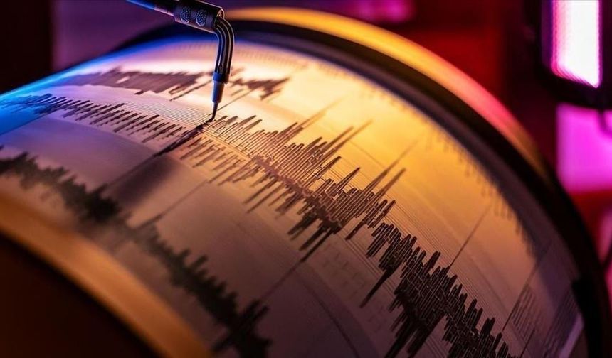Endonezya'da 7,7 büyüklüğünde deprem!