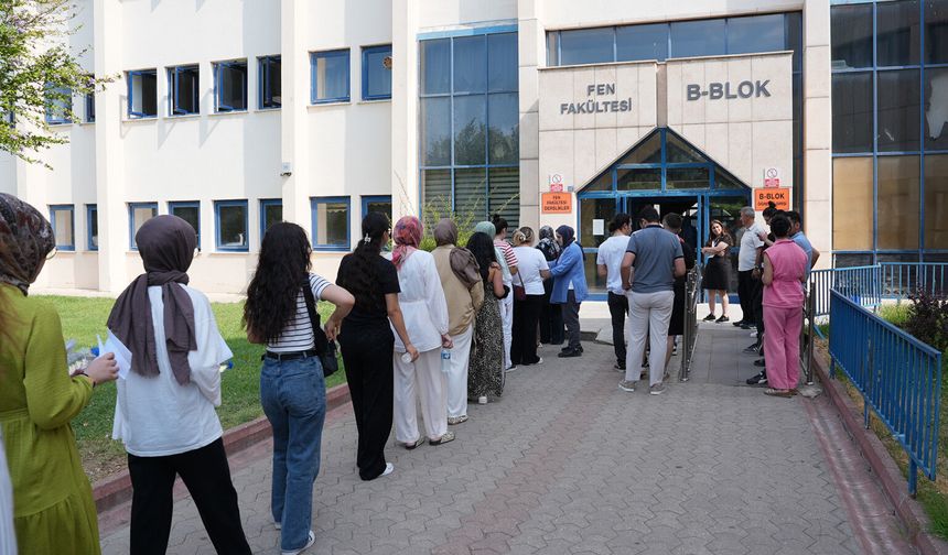 KPSS Adayları İçin Gerçek Sınav Atmosferi: 6 Bin Kişilik Dev Prova Gerçekleştirildi!