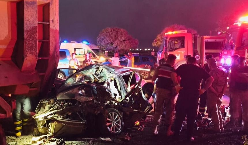 Mardin'de kamyona çarpan otomobildeki 1 kişi öldü, 2 kişi yaralandı