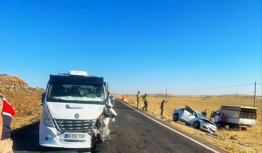 Şanlıurfa'da otomobil ile çekicinin çarpıştığı kazada 3 kişi yaralandı