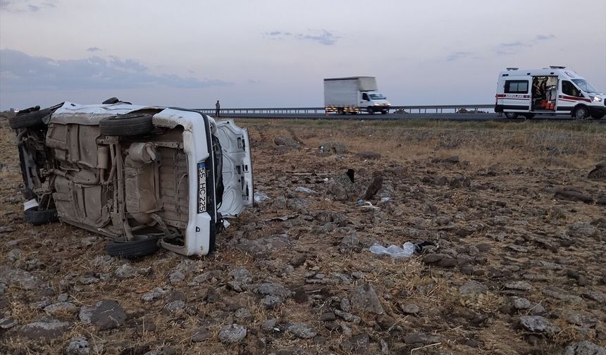 Şanlıurfa'da şarampole devrilen otomobildeki 4 kişi yaralandı