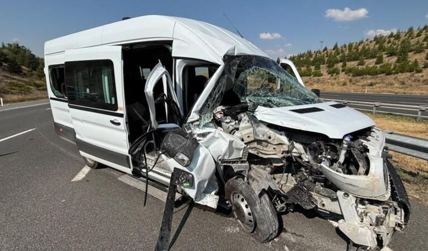 Başkentte servis minibüsü tıra çarptı: 7 yaralı