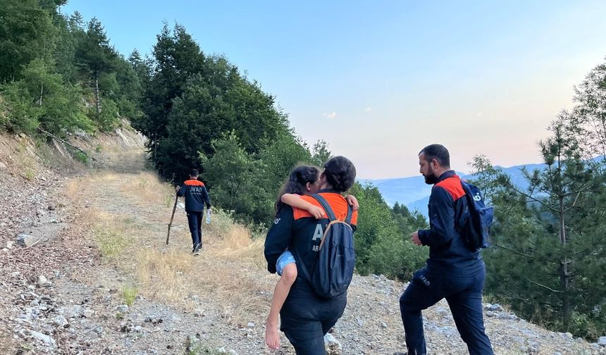 Yoldan Çıkan Araçta Mahsur Kalan Baba ve Kızı Kurtarıldı!