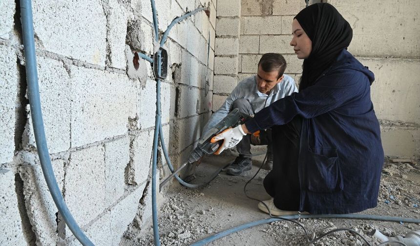 Babasının İzinden Giden Eda, Şantiyelerin ve Evlerin Aranan "Kadın Elektrik Ustası" Oldu!