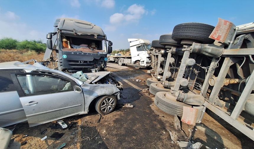 Tarsus'ta Feci Kaza: Tır Karşı Şeride Geçti, 1 Ölü, 2 Yaralı