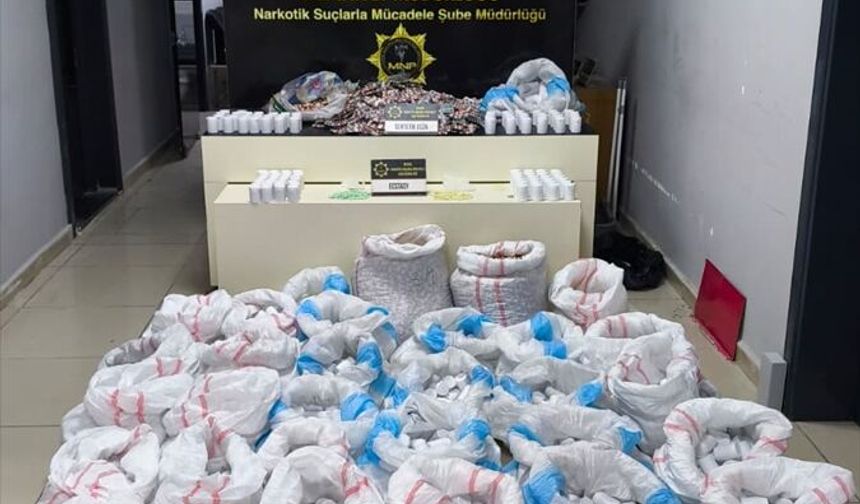 Mersin'de hastane otoparkındaki panelvanda 256 bin 900 sentetik ecza hapı bulundu