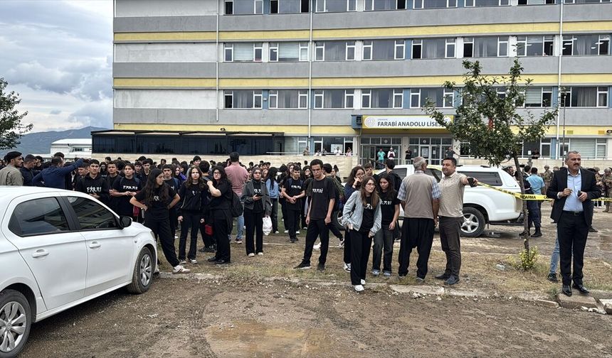 Edebiyat Öğretmeni Okul Bahçesinde Yeğeni Tarafından Öldürüldü!