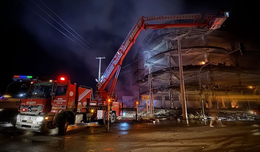 Mersin’de Korkutan Yangın! 4 Katlı Mobilya Mağazası Alev Alev Yandı