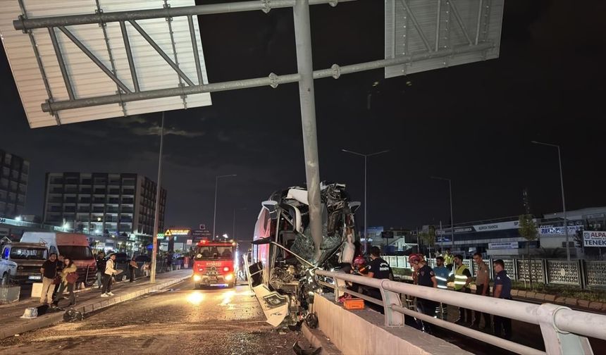 Yolcu otobüsü tabela direğine çarptı: 11 yaralı