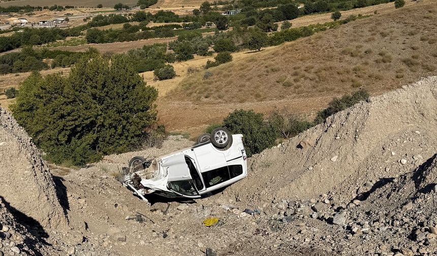 Adıyaman'da şarampole devrilen hafif ticari araçtaki 4 kişi yaralandı